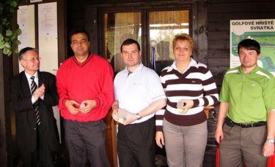 Vítězní hráči turnaje zleva starosta Brychta, Zdeněk Čech, Daniel Malý, Petra Prchalová, Lubomír Spurný
