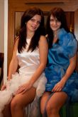 Hostesky v nadobl��kov� kolekci Marie Zelen�